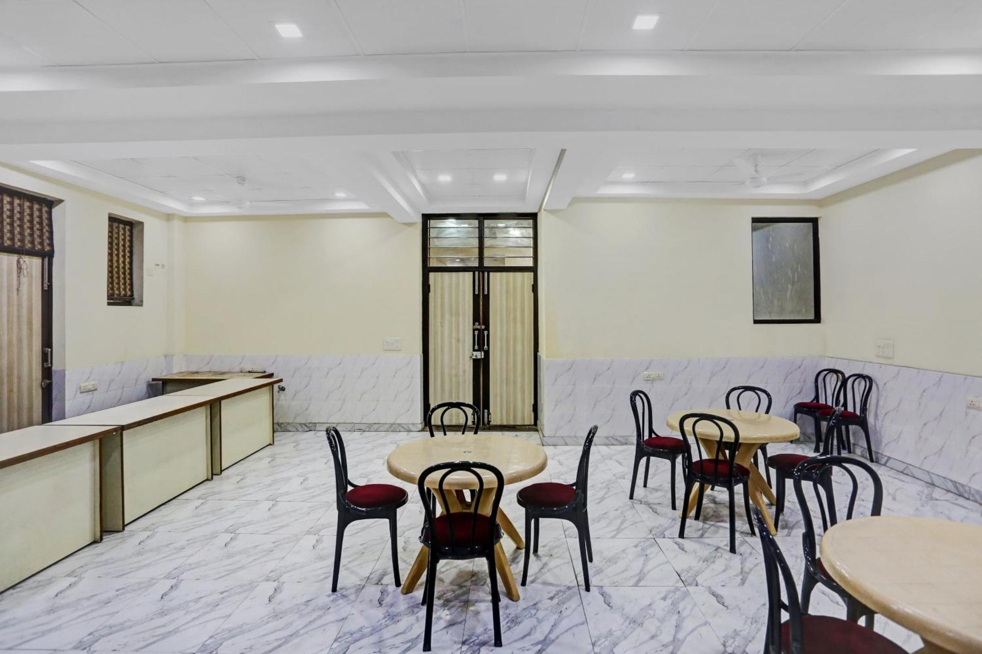 Collection O Metro View Ashok Vihar Near Shalimar Bagh Metro Station Nova Deli Exterior foto